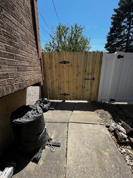 Huskers Fence AND Repairs LLC