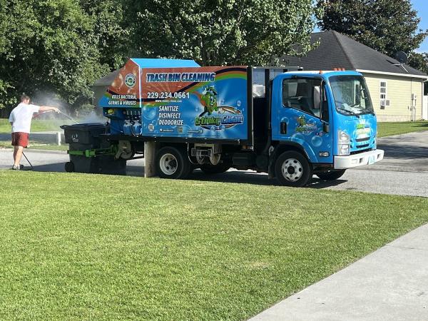 Stinky Clean Trash Bin Cleaning