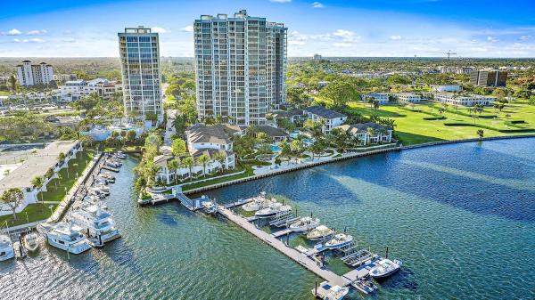 Stacie Ahee: Compass Luxe Lifestyles