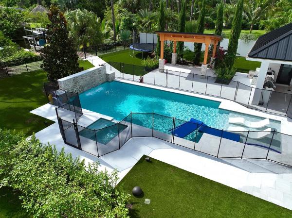 Dolphin Pools & Spas Inc