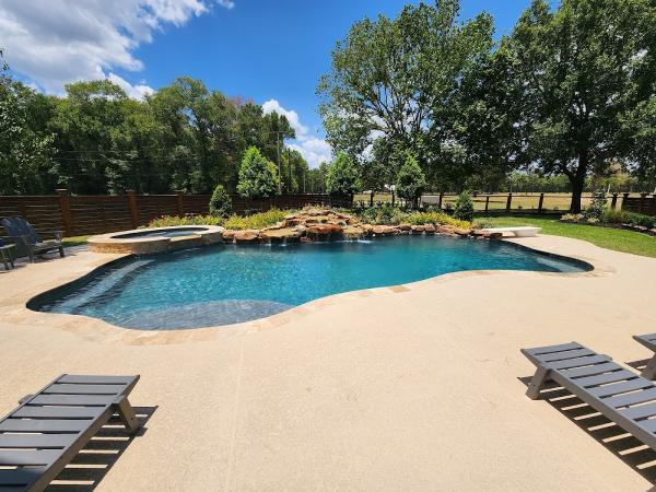 Everest Pools LLC