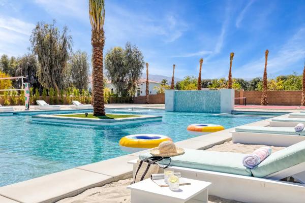 Melo's Pools and Outdoors