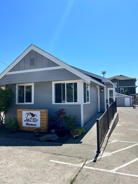 Toril Sells Houses Team