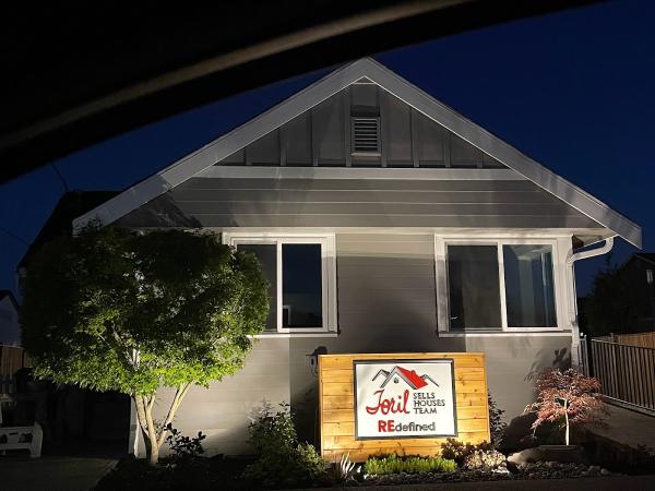 Toril Sells Houses Team