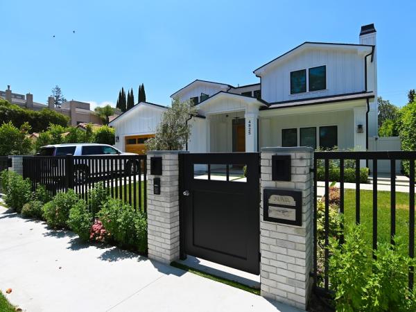 Iron Men Gates & Doors Design