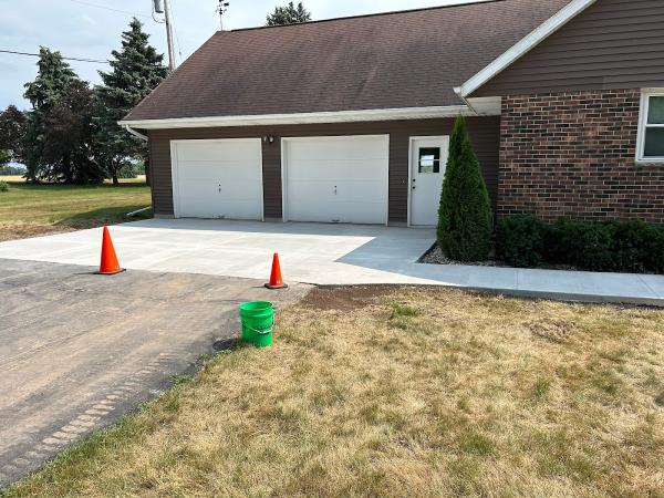 Deluxe Concrete LLC