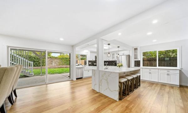 Dede Windows and Doors / Window Replacement