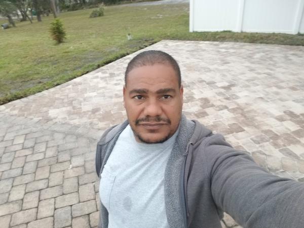 Leonardo Worker Hardscaping