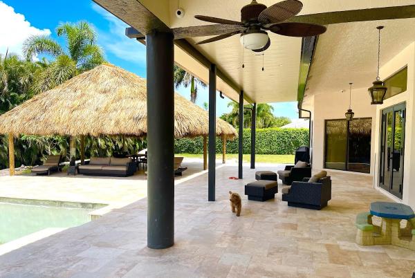 Ronnie's Seminole Chickee / Tiki Huts